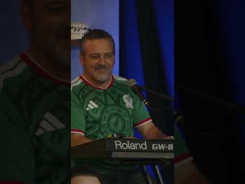 Esta rara esa versión de Hotel California 🤣🎤