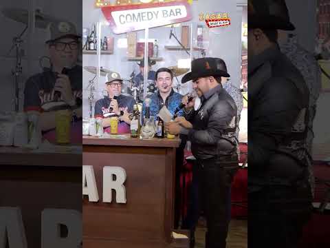 Mike Salazar con las porristas